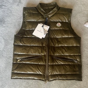 Moncler Gui  - Fin moncler Gui väst med tags! Storlek 2