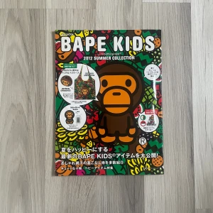 Bape Kids 2012 E-mook Tidning  - Sällsynt Bape Kids tidning från 2012. Inga stickers eller väska medföljer. Kul som dekoration för en Bape head eller nån som vill ha en fet hylla etc. Skriv om fler bilder eller mått önskas. Samfraktar gärna, se mina andra annonser ✌️