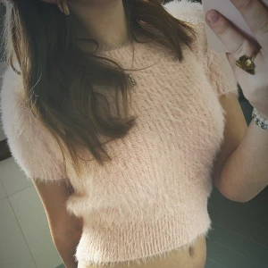 Zara topp - Säljer denna super fina rosa lurviga toppen från zara nästan aldrig använd och har inga defekter. Köpte den för 399 och denna topp säljs inte längre på zara.