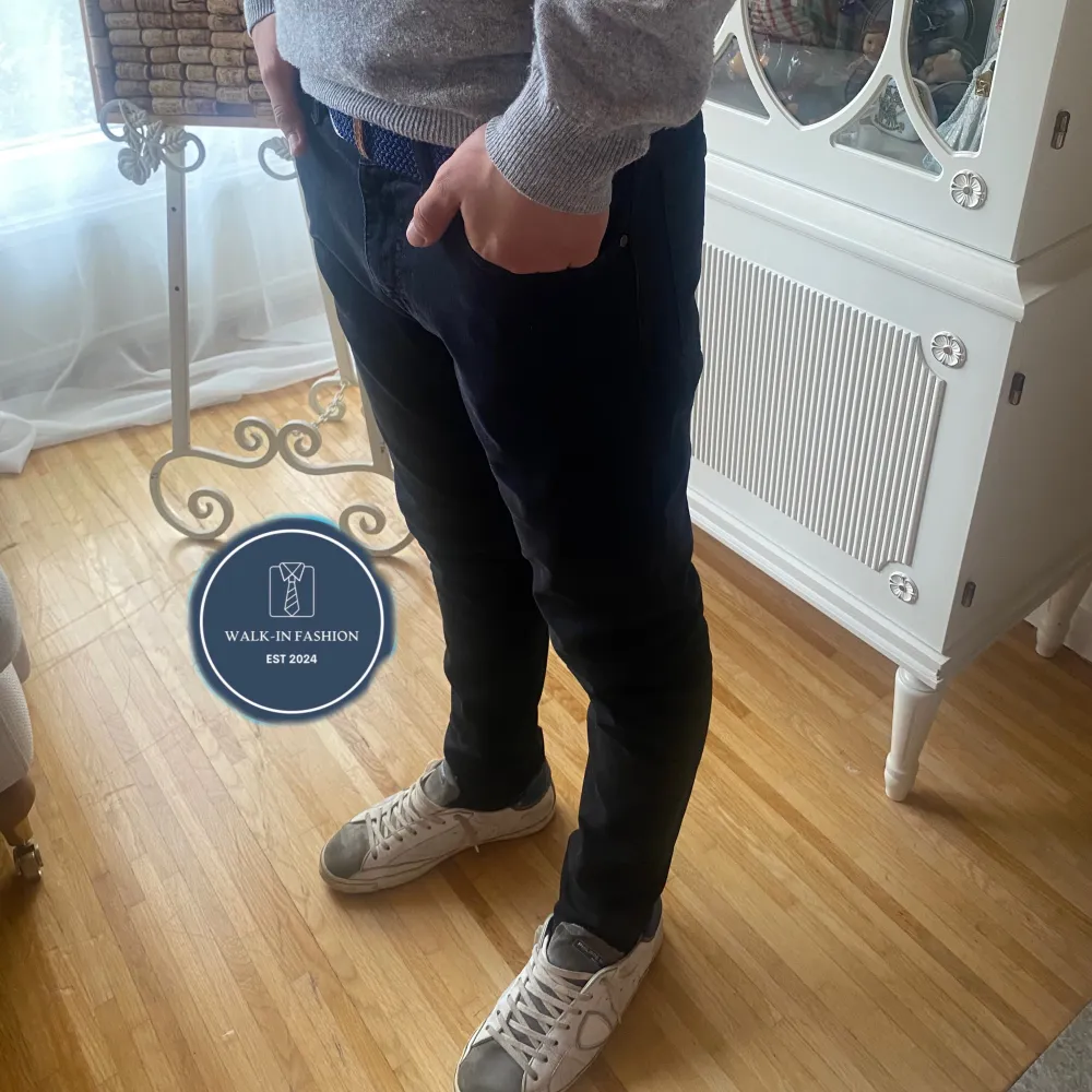 Svarta sjukt sköna Tiger of Sweden jeans | Modell : Evolve | Super fint skick | Storlek 30/32 | Modellen är 176cm lång och väger 65kg, passar större! Fråga vid fundering 💭 . Jeans & Byxor.