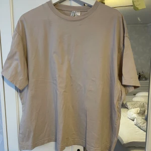 T-shirt  - Beige T-shirt från HM i storlek L