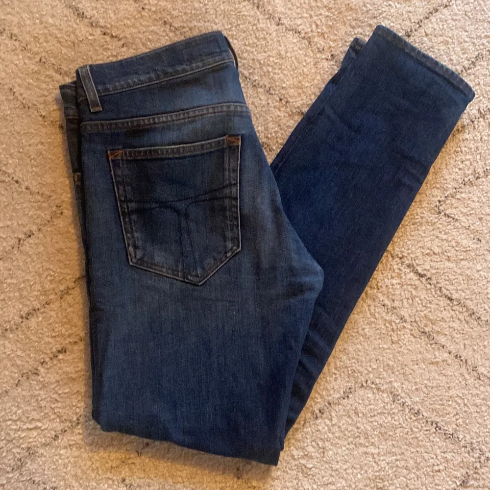 Blå sjukt sköna Tiger of Sweden jeans med fet tvätt  | Modell : Evolve | Fint skick förutom dosfläcken, därav priset. Men den syns inte alls mycket  | Storlek 30/32 | Modellen är 176cm lång och väger 65kg, passar större! Fråga vid fundering 💭 . Jeans & Byxor.