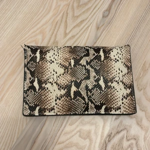 Väska  -  Jättefin väska i ormmönster har man tänkt ganska många gånger