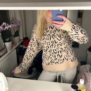 Leopard tröja  - Super snygg, lite mer rosa i verkligen ❤️