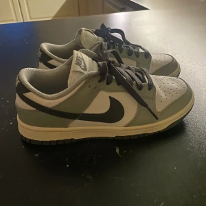 Nike Dunks - Hejj! Säljer dessa Nike dunks då den aldrig kom till användning (ej använt ute endast provat) och köpt ett par andra. Kan gå ner i pris vid snabb affär🖤