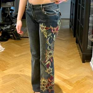 Blommiga bootcut jeans i midwaist, skulle säga storlek M ungefär! ❤️ Pris går att diskutera
