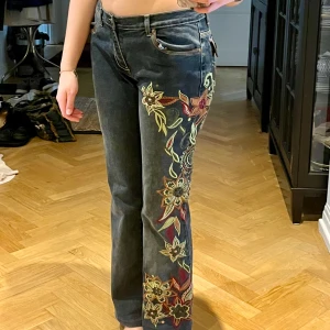 Blommiga jeans - Blommiga bootcut jeans i midwaist, skulle säga storlek M ungefär! ❤️ Pris går att diskutera