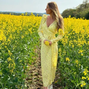 Rotate klänning strl 38 - Säljer den här vackra klänningen från Rotate. Helt ny och oanvänd! Strl 38. Passar även strl 36 då det är en omlottklänning och kan justeras i midjan. Väldigt vacker buren av influensern Yoanna Hanbury. Köpare står för frakt. 