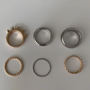 Ringar - Säljer ringar från Ur&Penn och Kappahl för 60kr allihopa. Säljer ingen ring var för sig utan säljer allihopa för 60kr. De är i storlek S och kommer aldrig till användning 💓