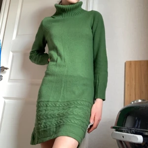 Grön Stickad klänning - Jättefin grön stickad långärmad klänning med en turtle neck från Brookshire som inte längre säljs. Perfekt nu till våren🌸