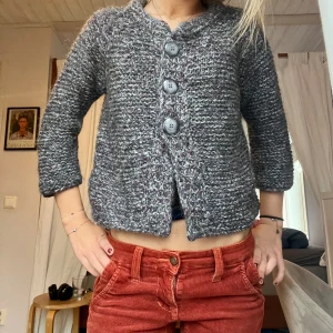 Stickad kofta - Supersöt stickad kofta. Köp via köp nu ❤️‍🔥