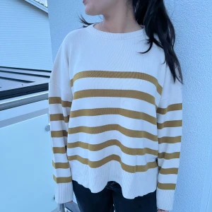 Tjocktröja  - Fin tjocktröja! Skriv för fler bilder eller ifall ni undrar över något💞