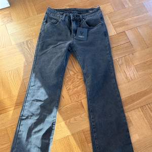 Supersnygga låg/midwaist jeans!!! Säljer för dom är för korta på mig som är 170cm😭😭😭aldrig använda så nyskick!!!🥰😍😍😍😍