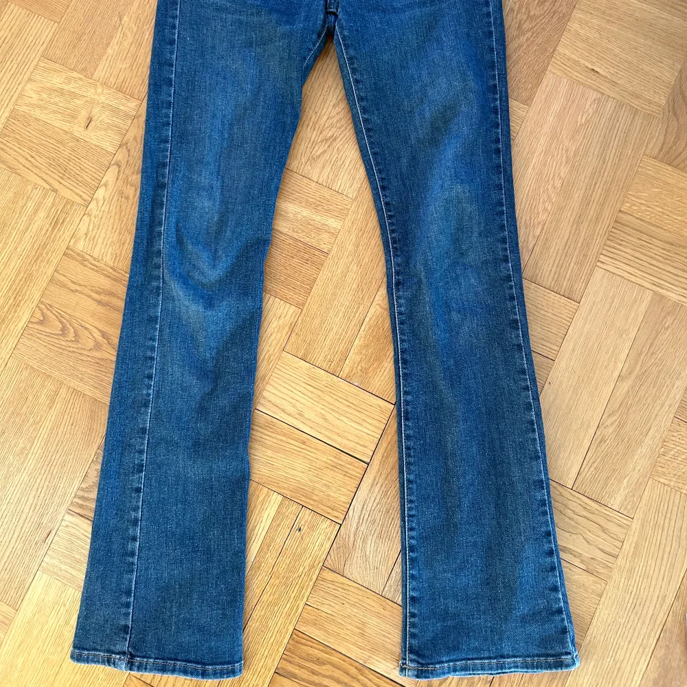 Ltb jeans nyskick i modellen valerie, aldrig använda säljs för 450kr! Midjemåttet rakt över är 35 cm!🩷🩷frakt tillkommer. Jeans & Byxor.