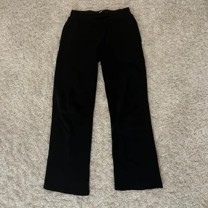 Svart mjukisbyxor  - Svarat lågmidjade mjukisbyxor med snören i användt skick💕 inga skador men väl använda💕 