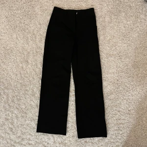 Svarta kostymbyxor  - Högmidjade svara kostymbyxor i bra skick🙌🏻 säljer då de inte används 