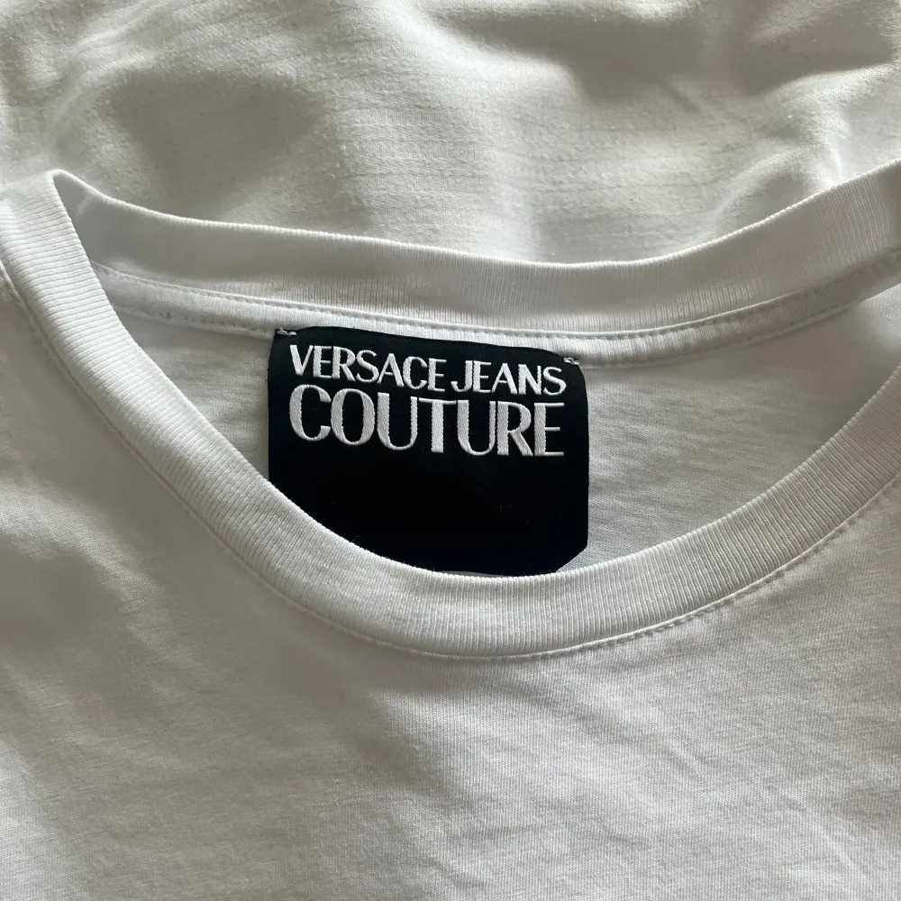 Hej! Vi säljer nu en t-shirt från Versace i nyskick utan prislapp! Riktigt fräsch till sommarens kommande fester! Nypris: 1399kr, vårt pris: 299 Hör gärna av er vid frågor och funderingar!🧐🤔. T-shirts.