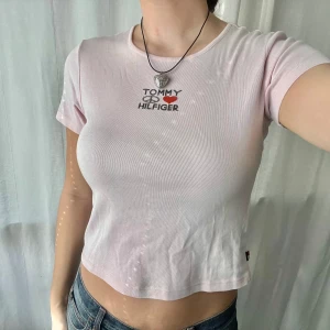 Tommy Hilfiger - Ljusrosa vintage Tommy Hilfiger t-shirt 💞