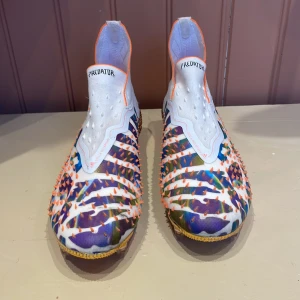 Adidas predator fotbollsskor  - Storlek 41 och 1/3 adidas predator x stella Mccartney original pris 2300 men slutsålt nästan överallt. Köpte för stora så har bara testats.