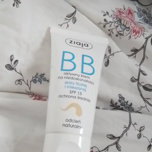 Foundation  - Säljer en polsk foundation BB kräm som luktar super gott. Det är mer som en kräm som gör att ansiktet ser mer bunt ut men man kan tvätta bort det precise som med vanligt smink. Det är ca 50% kvar. Säljer dem för 30kr + frakt. 