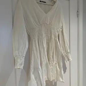 Så fin vit klänning i storlek M från zara i Linne. Passar både som S och L utan större skillnad ögonen kan se. Använd 2 endast gånger