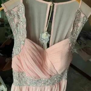 Rosa balklänning med diamanter / strass💞 så fin ljusrosa färg!! Köpt för 1800 och i nyskick!!💞
