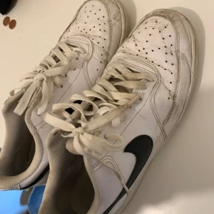 Nike skor  -  Jag använde dem bara i två veckor och sedan slutade jag ha dem för att de var för stora för mig. Vi kan diskutera priset 