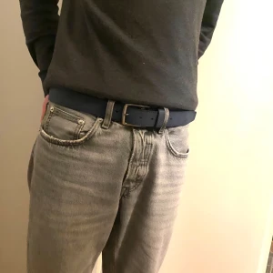 Mocka bälte! - Säljer ett riktigt snyggt mocka bälte! Bältet är 105 cm långt. Om du har någon fråga eller fundering skriv dm här på Plick🥂