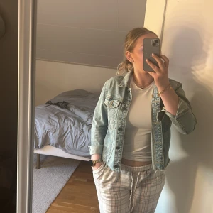 Jeansjacka  - Supersnygg jeansjacka från Noisy May. Använd men har inga defekter, alla knappar på plats. Croppad nertill från köp men är perfekt längd. 