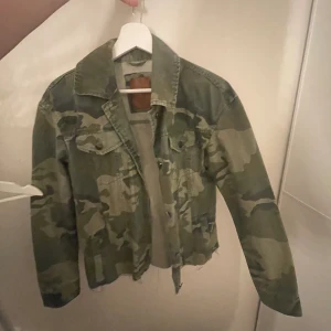 Jeansjacka - Säljer min miltär gröna jeansjacka från only säljer den då jag har liknande. Köpt för 400kr, säljer för 250kr, pris kan diskuteras. Jackan var längre men jag klippte av den. Skriv för mer bilder