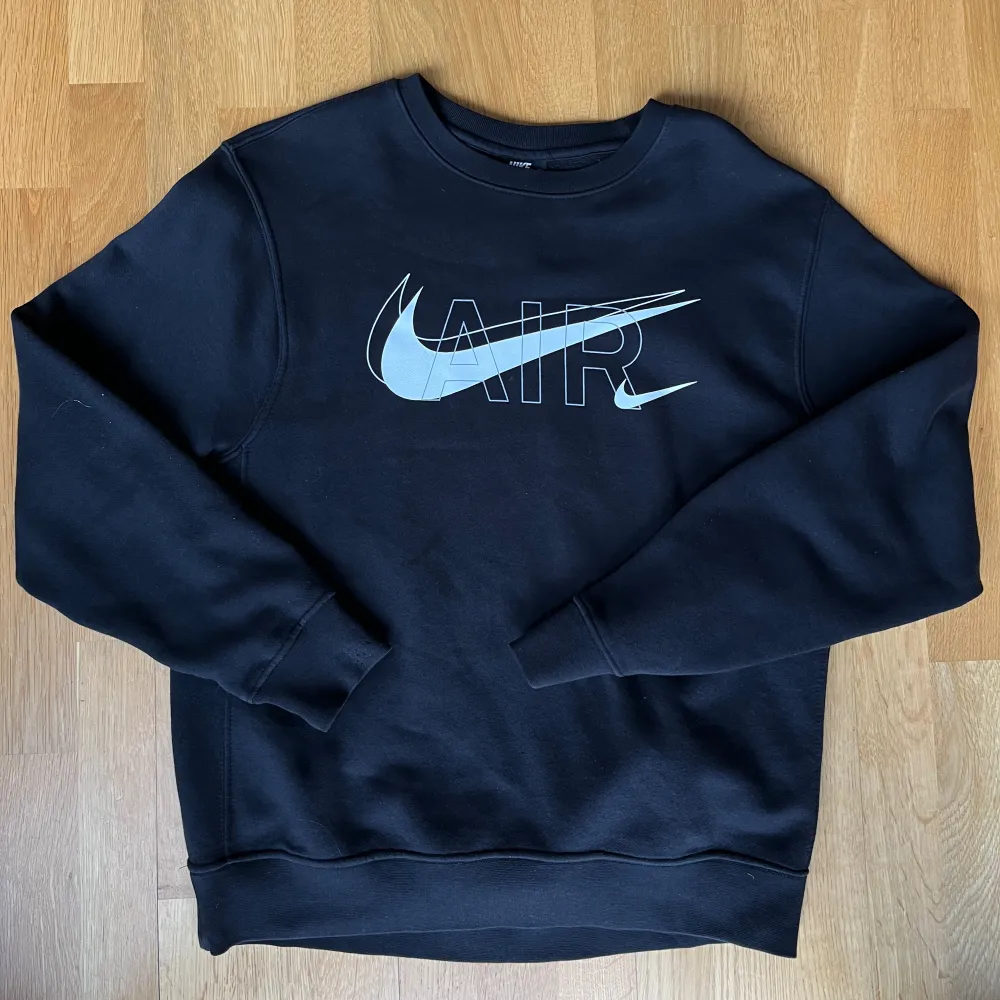 Nike sweatshirt i mycket fint skick! Endast använd några enstaka gånger . Tröjor & Koftor.