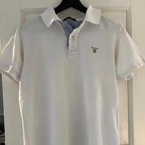 Gant piké tröja  - En mycket snygg Gant piké som varit väl omhändertagen. Inga defekt.  Storlek:S 