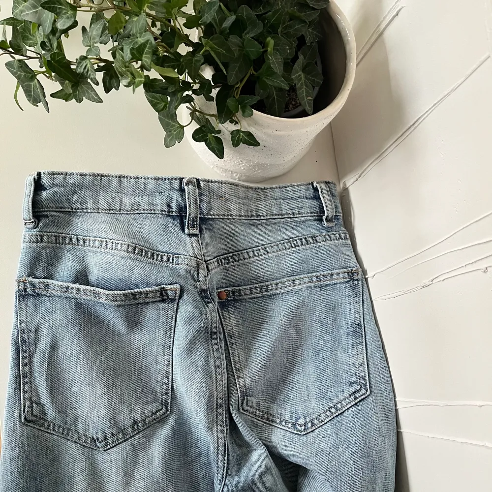 Fina ljusblåa jeans. De är ljusare än vad det ser ut som på bild 🥰 Sparsamt använda och fint skick. Har även dessa i storlek 34, skriv vilken av storlekarna du är intesserad av 🫶. Jeans & Byxor.