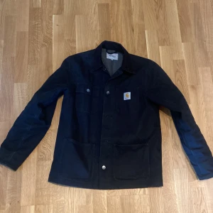 Carhartt Jacka - Carhartt Michigan Coat i storlek S I utmärkt skick köpt för ett år sedan. Den är i superfint skick och knappt använd.  Pris kan diskuteras