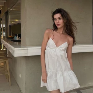 Zara klänning  - Så fin och eftertraktad zara klänning! Slutsåld, kontakta för frågor eller fler bilder💕💕