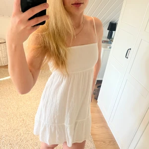 Sommarklänning🤍 - Klänning från Pull & Bear, superfin i ryggen i ett linne material🌸🤍