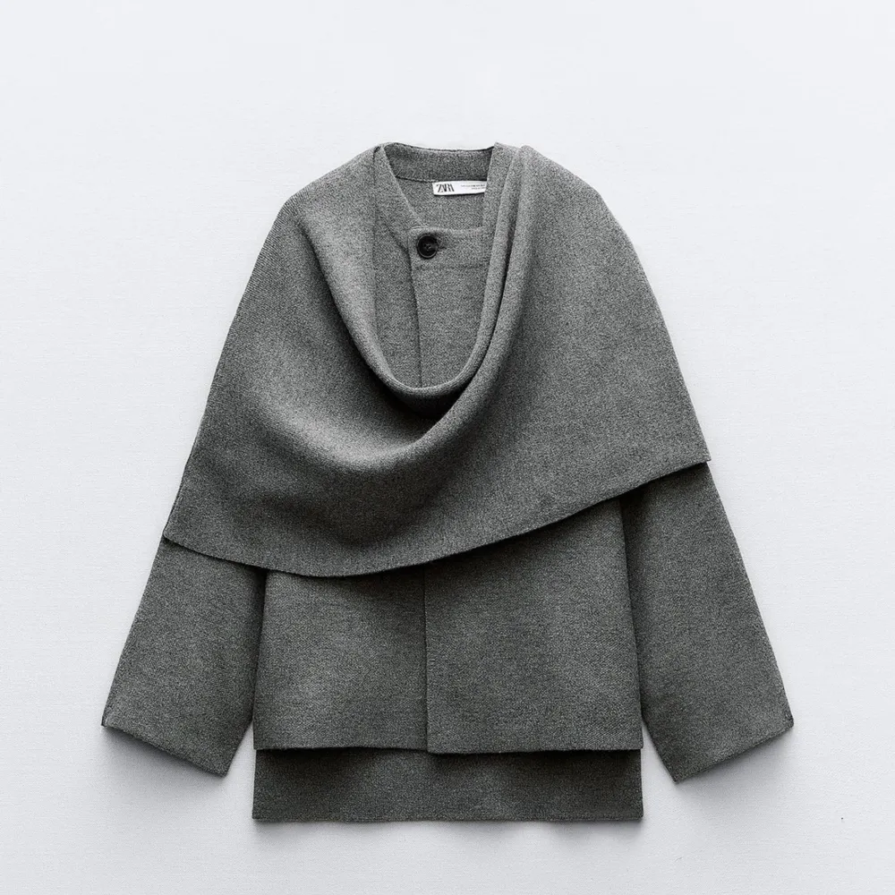 Intressekoll på denna ljusgrå zara kappa med inbyggd sjal. Använd fåtal gånger så den är som ny! Kommer inte till användning tyvärr 🤍. Jackor.