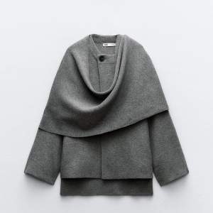 Intressekoll på denna ljusgrå zara kappa med inbyggd sjal. Använd fåtal gånger så den är som ny! Kommer inte till användning tyvärr 🤍