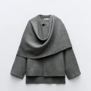 Intressekoll på denna ljusgrå zara kappa med inbyggd sjal. Använd fåtal gånger så den är som ny! Kommer inte till användning tyvärr 🤍
