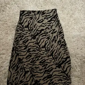 Säljer en kjol med zebra mönster, den är lågmidjad och tunn. Den är storlek L men skulle säga mer som M. Säljer för 150kr inkl frakt! 