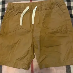 Fint skick shorts från H&M strl 74.