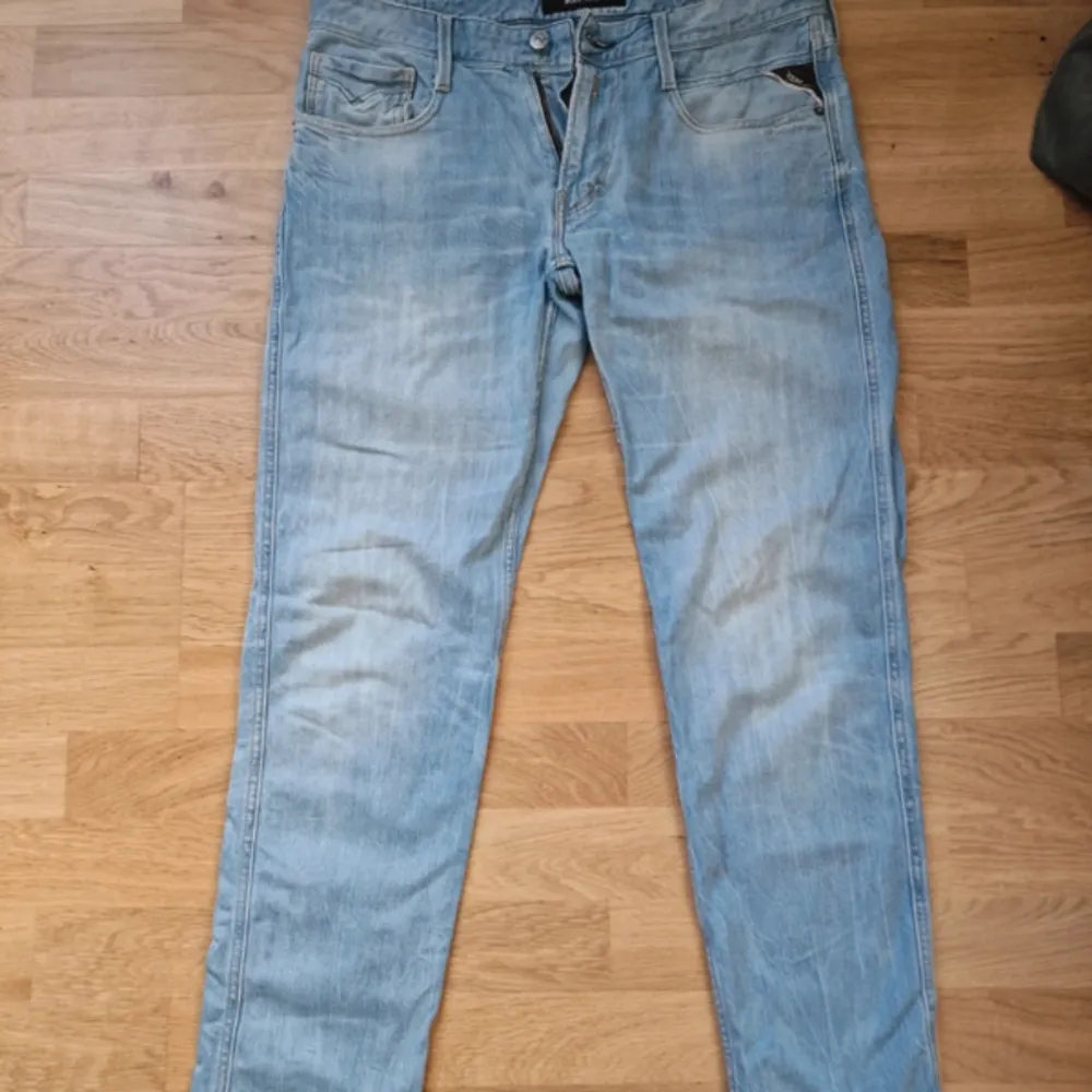 Säljer min repaly anbass jeans då dom blivit lite små. Skit fräscha inför sommaren och Anbass passsformen är skit go. Storlek 32/34 passar även lite mindre! Tveka inte o höra av er, inga defekter alls. Kan gå ner i pris vid snabb affär!! . Jeans & Byxor.