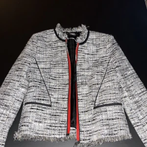 Karl Lagerfeld jacka  - !!intressekoll!! Jätte snygg och unik jacka💓priset är inte satt i sten men då jag är osäker om jag vill sälja bör det vara ett rimligt pris! tryck inte på köp nu