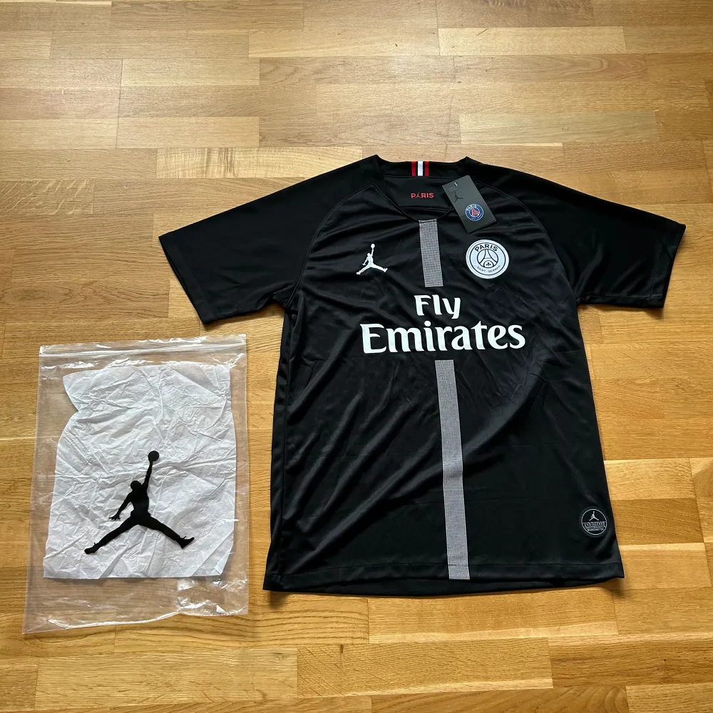 Svart ParisSaintGermain fotbollströja i storlek M. Från säsongen 18/19. Skicket är 10/10 då jag bara har provat den. Hör av er vid funderingar.. T-shirts.