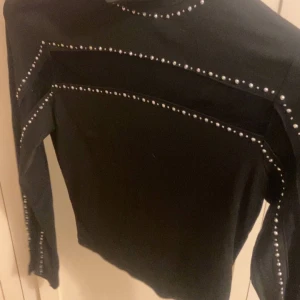 Svart långärmad  - Andvänd 3 gånger, nyskick Skriv innan ni köper Pris kan diskuteras  