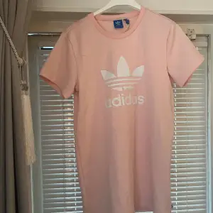 T shirt klänning / tunika från adidas Knappt använd men finns defekt (se bild) 
