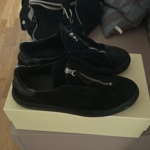 Axel arigato - Arigato skor helsvarta med zip. Hyfsat bra skick. Storlek 42 Priset kan diskuteras