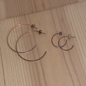 Örhängen - 2 par örhängen i roseguld.