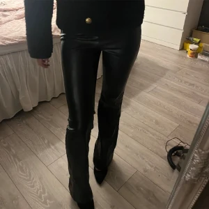 Skinnbyxor - Super fina skinnbyxor som är från HM, dom är slutsålda på nätet❤️inga fickor ibak, dragkedjan går tyvvär inte upp hela sista vägen❤️långa i benen och passar mig som brukar ja stolek xs-xxs