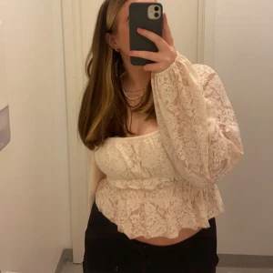 Spets topp  - Jätte fin spets topp från Gina tricot💗 använd en gång, passar L och XL. 